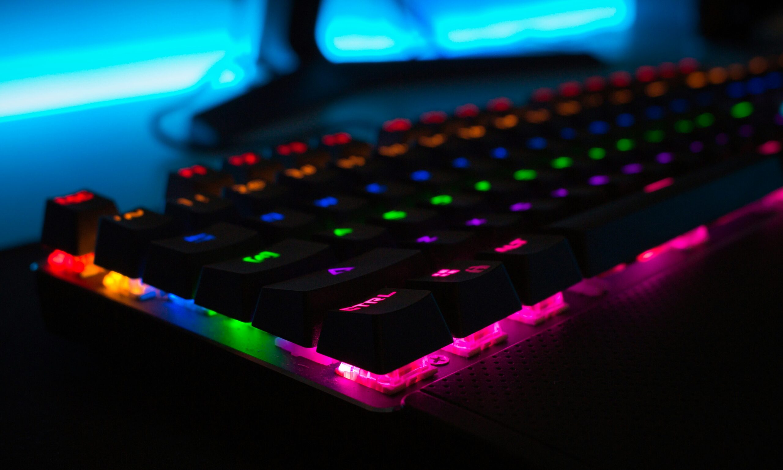 暗闇で鮮やかに光るゲーミングキーボードとPCケースファンが美しい、コストパフォーマンス重視のゲーム環境