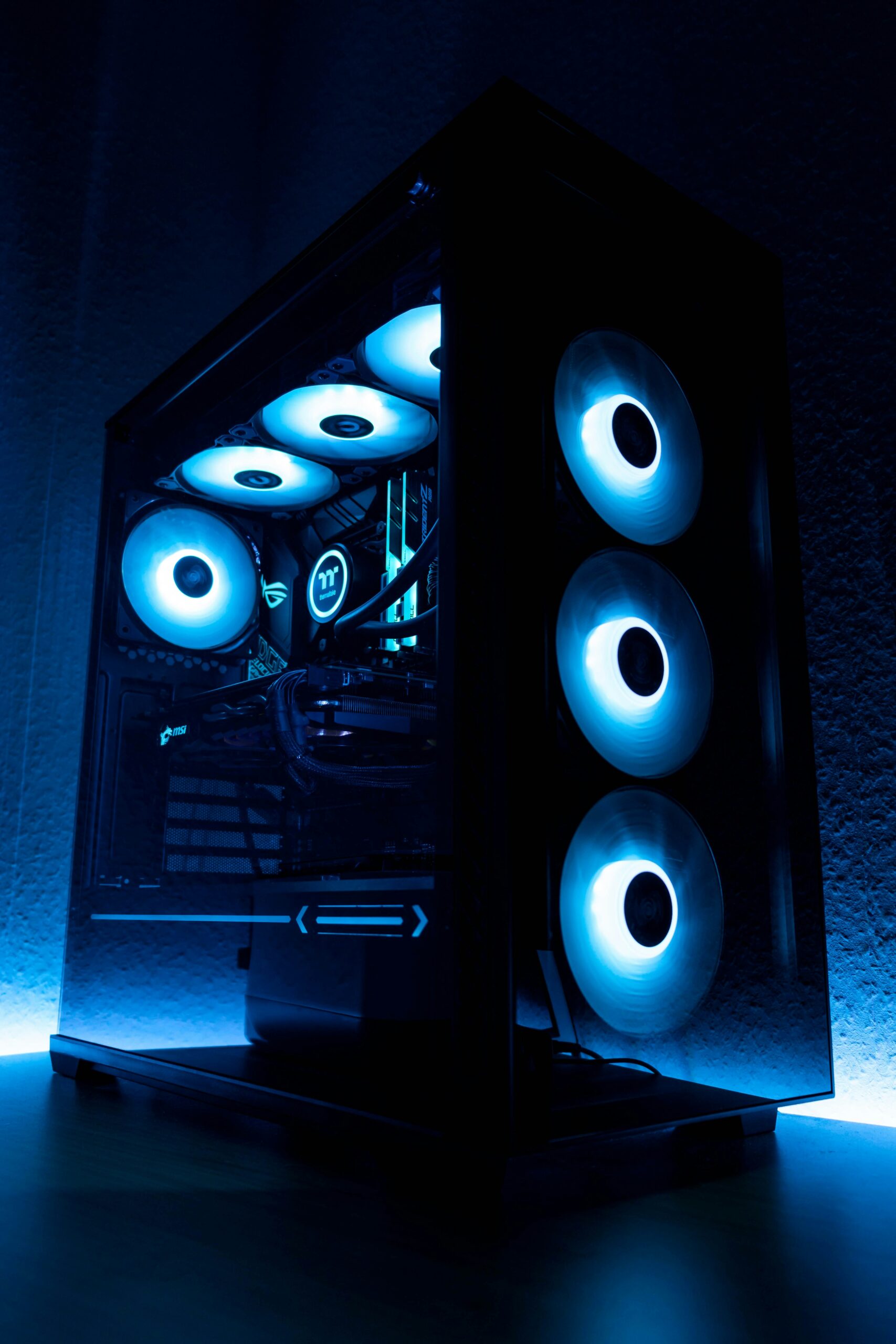 赤と黒を基調としたクールなゲーミングチェアと、予算を抑えつつ最高の構成で揃えたPCデスク環境