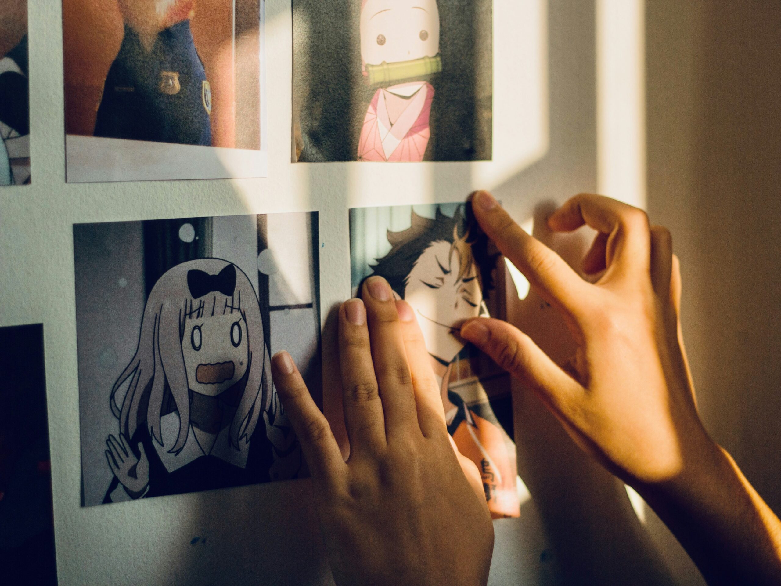 VTuberのキャラクターモデル制作や配信アバター表示に適した、高精細モニターとアニメタッチのデスクトップ環境