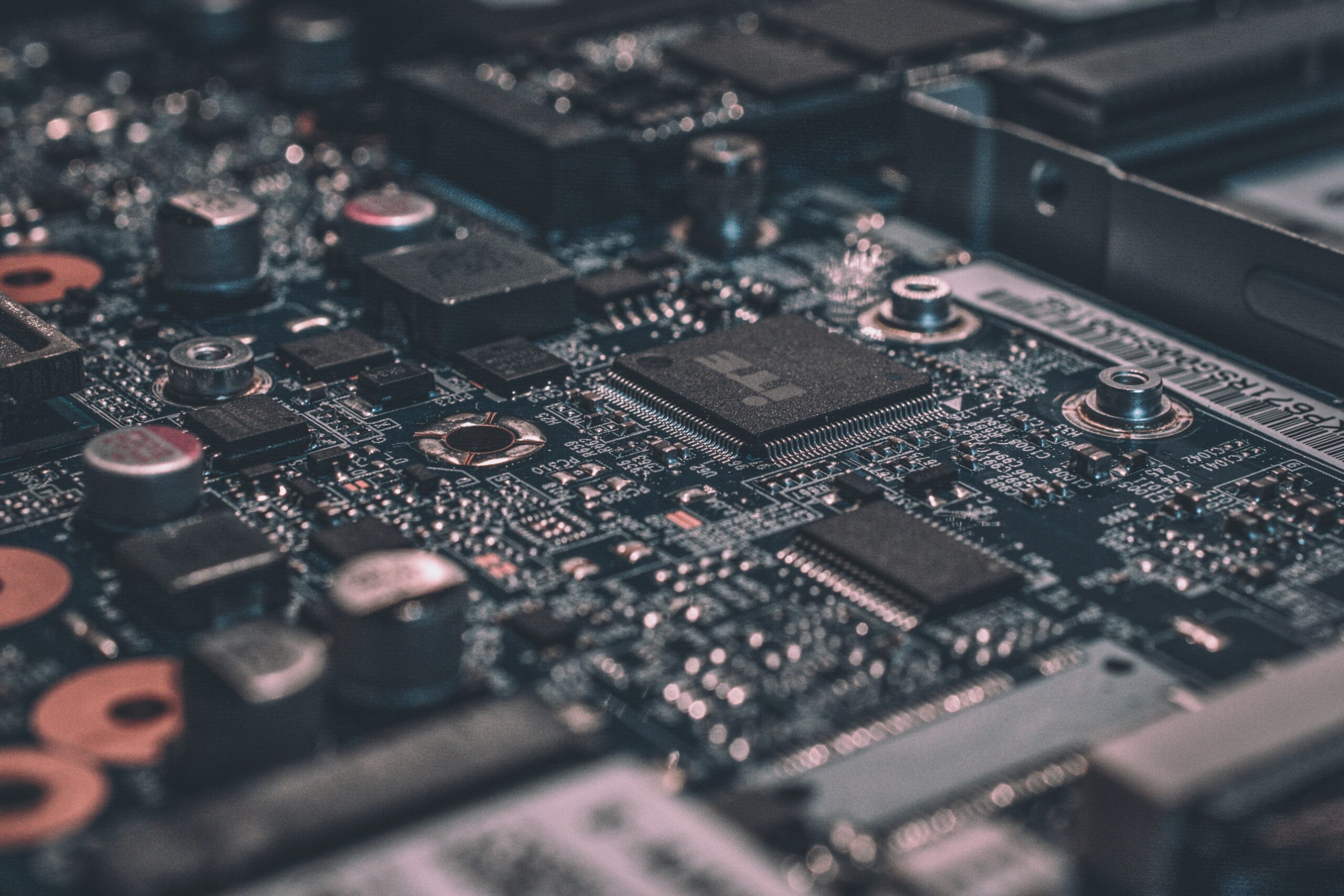 ゲーミングPCの頭脳であるグラフィックボード（GPU）の処理半導体をイメージさせる未来的なテクノロジーチップ画像