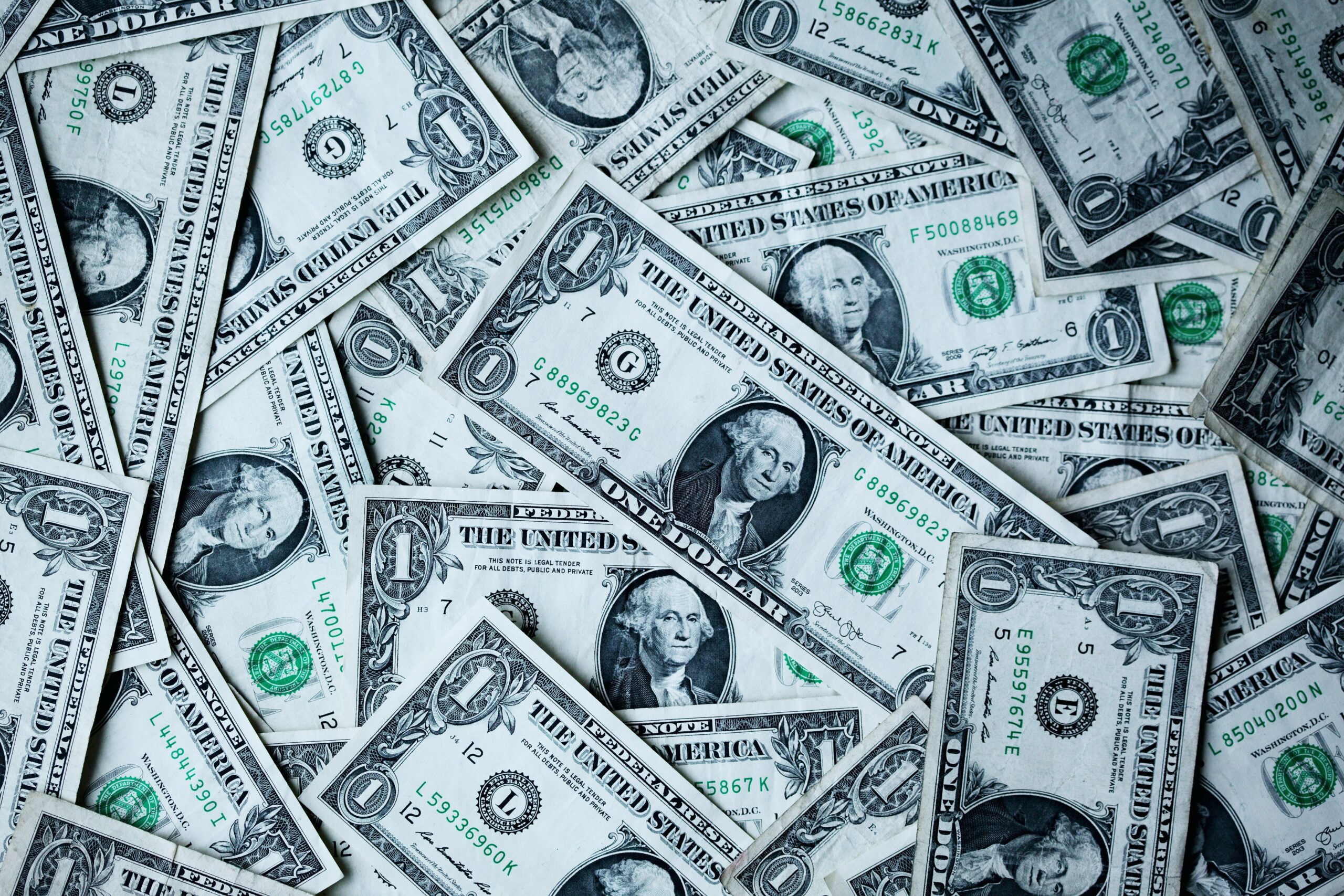デスクの上に並べられた日本円の紙幣と硬貨、お金を計算するビジネスイメージ