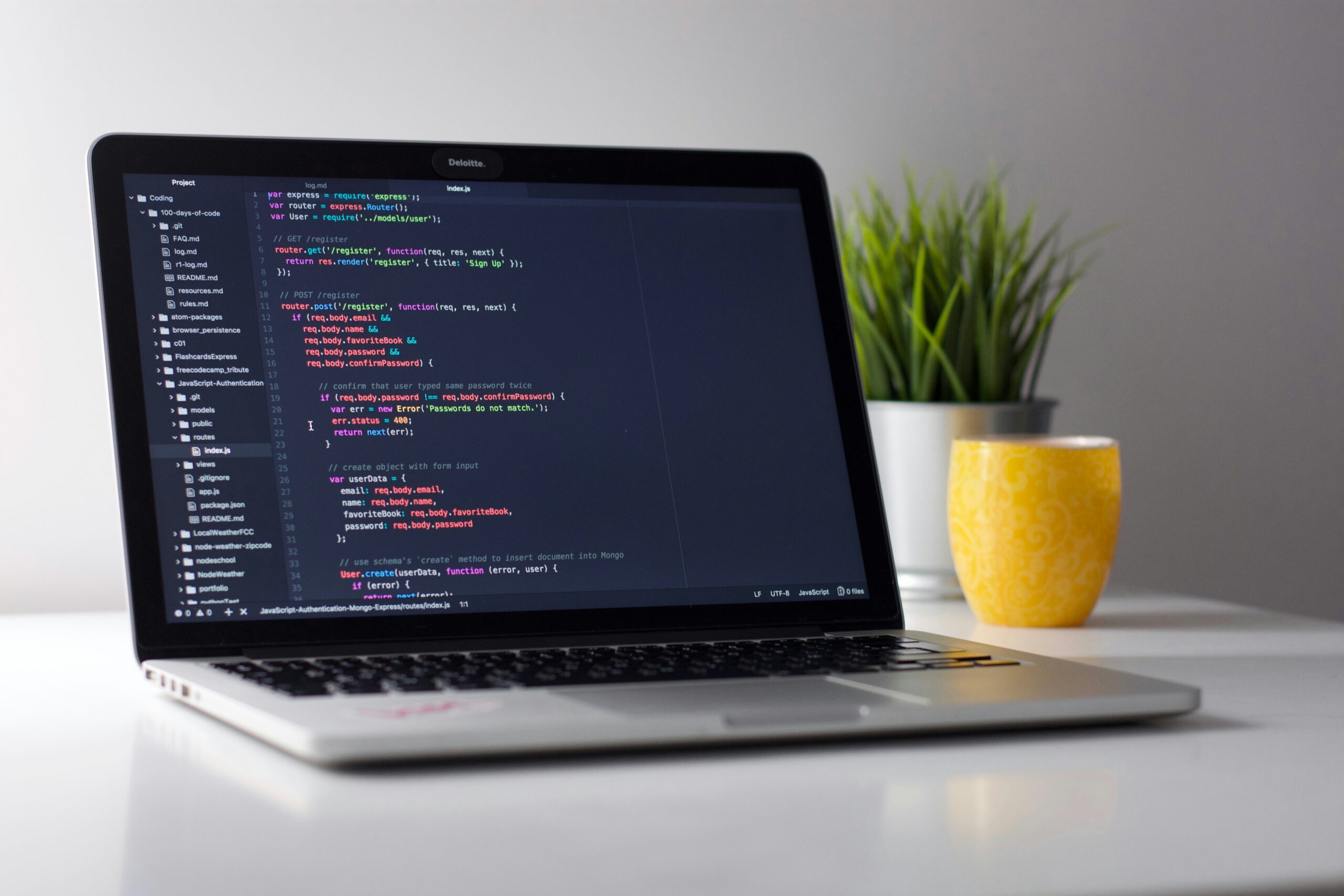 プログラミング未経験者がクラウドソーシングで案件獲得を目指し、パソコンでコードを書く練習をしているイメージ