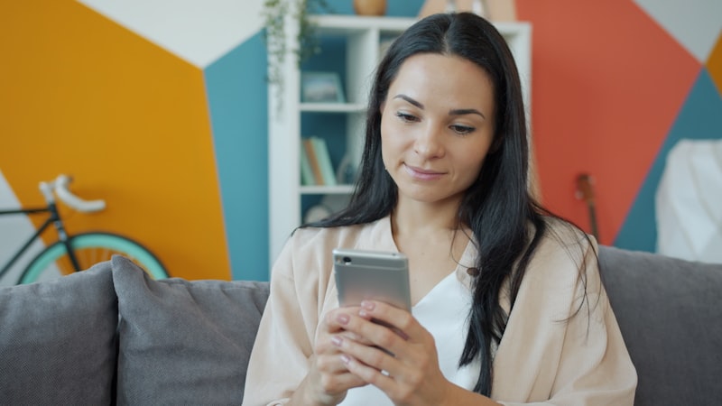 チャットレディが在宅でスマホ稼ぎ方を実践する女性のイメージ画像