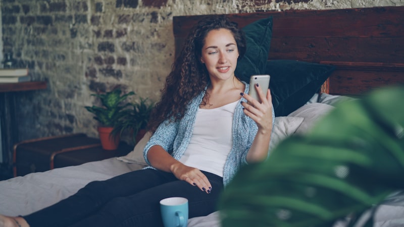 在宅チャットレディがスマホで稼ぎ方を確認する女性のイメージ画像
