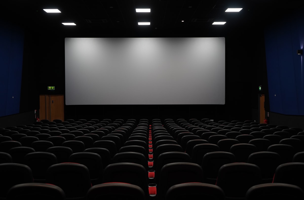 ゲオ宅配レンタルとTSUTAYA DISCASを比較してホームシアターで映画を楽しむ様子