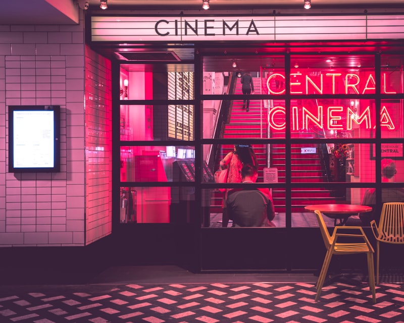 映画シアターとポップコーンのイメージ。ゲオ宅配レンタルのクーポンでお得に映画を楽しむ様子