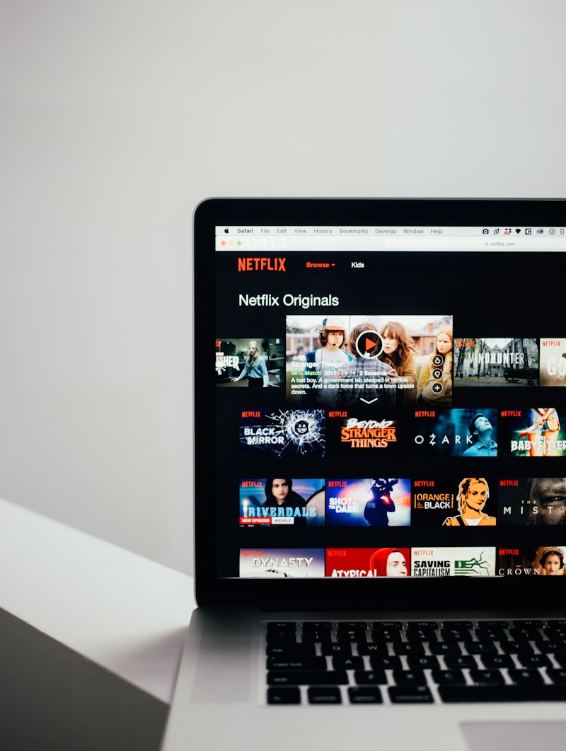 ゲオ宅配レンタルで借りたDVDを自宅のテレビで楽しむ様子