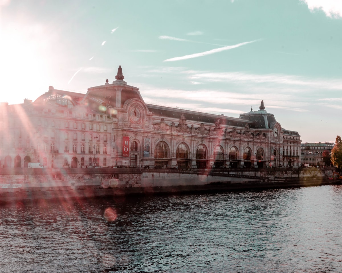 お財布と日本円札のイメージ画像