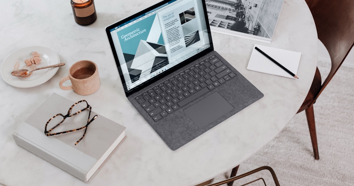 自宅でPCを使いクラウドソーシングのデータ入力作業をする在宅ワーカーのイメージ画像