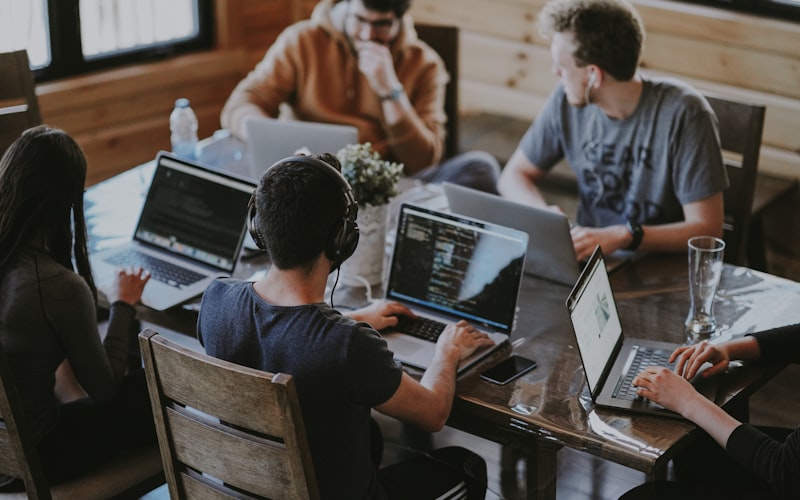 提出資料をチェックする担当者