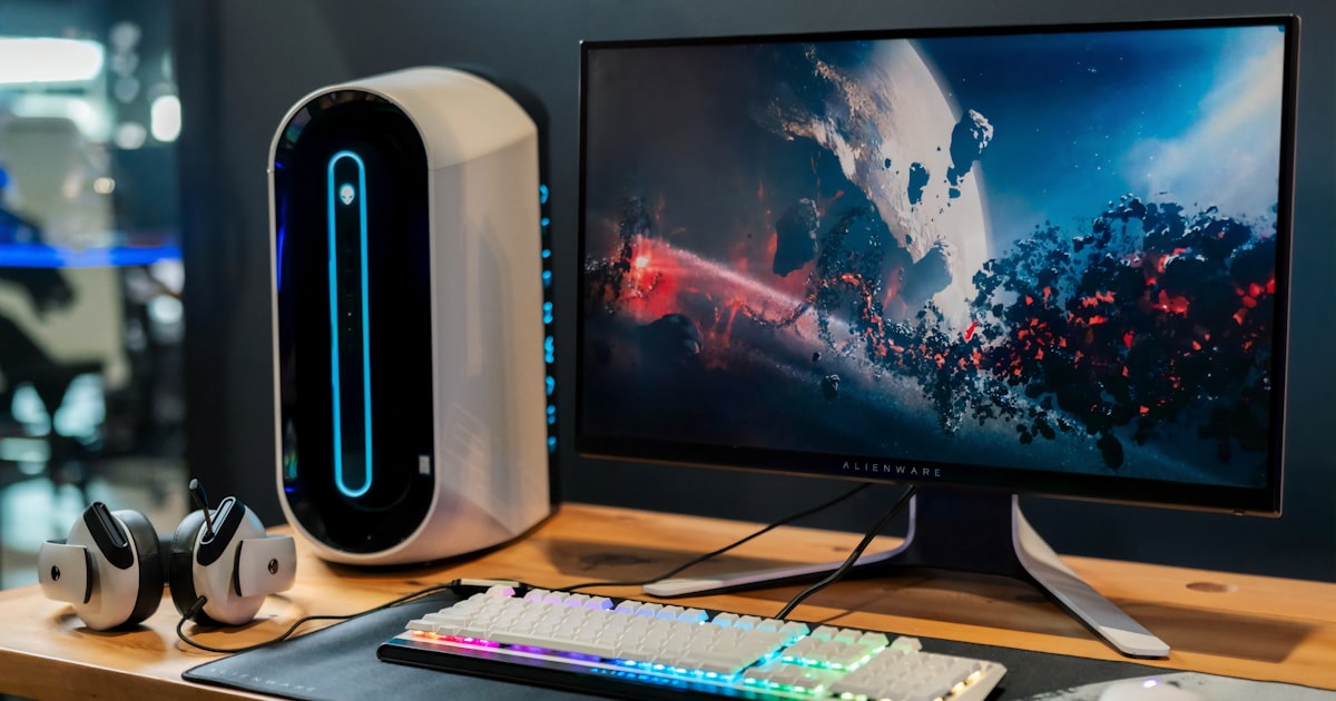 RGBライティングが輝くハイエンドゲーミングPCのガラスサイドパネルケースのイメージ画像